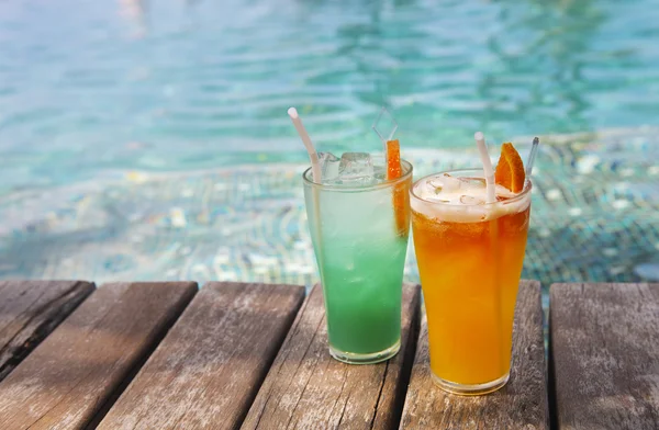 Cocktails near the swimming pool — Stock Photo, Image