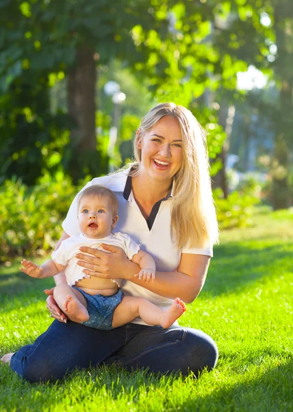 Bir anne ve bebek açık havada onun portre — Stok fotoğraf