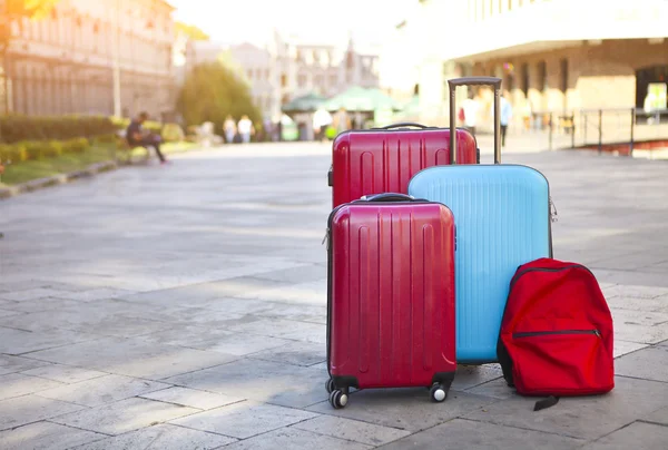 Bagage dat bestaat uit drie grote koffers en reis rugzak — Stockfoto