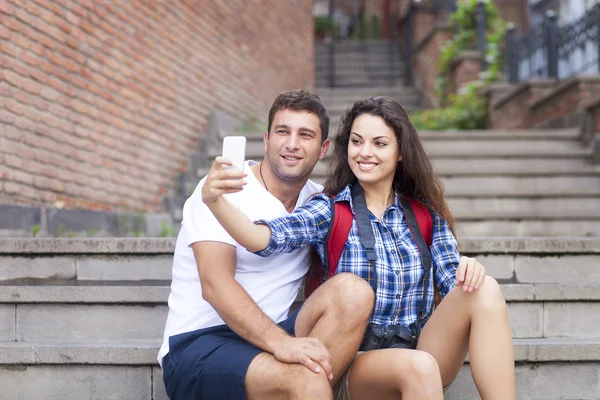 Porträtt av ett lyckligt par ta bilder av sig själva i den — Stockfoto