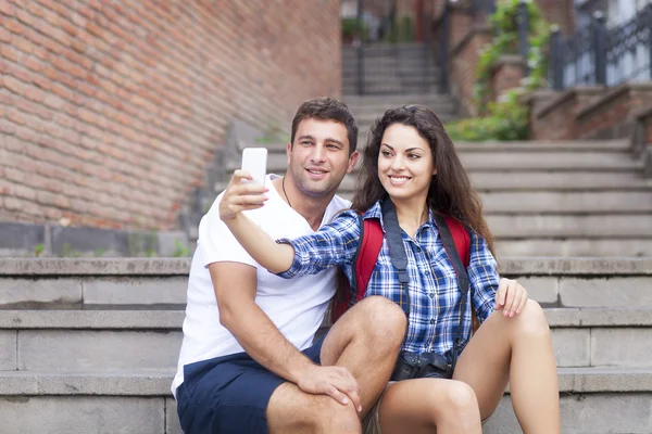 Portret van een gelukkige paar foto's van zichzelf in de — Stockfoto