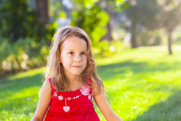 Αστεία μικρό κορίτσι στο πάρκο καλοκαίρι — Φωτογραφία Αρχείου