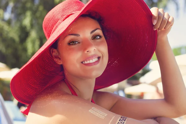 Jovem morena mulher na moda em chapéu vermelho — Fotografia de Stock