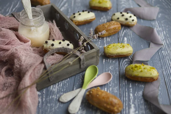 Eclairs with chocolate and whipped cream on dark background — Stock Photo, Image