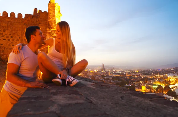 Coppia felice innamorata e vista panoramica di Tbilisi nel twilig — Foto Stock