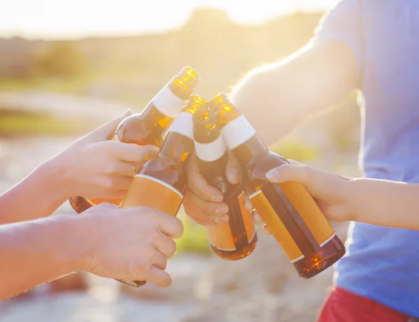 Gruppe von Freunden bei einer sommerlichen Strandparty — Stockfoto