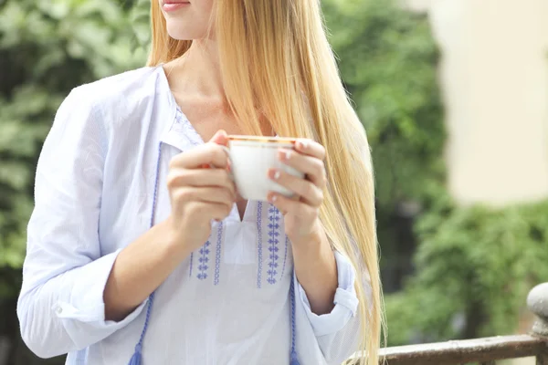 Vrouw die 's morgens koffie drinkt — Stockfoto