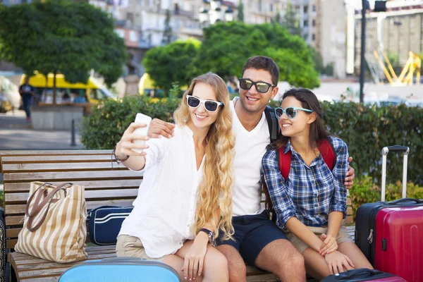 Felices turistas haciendo selfei por el teléfono inteligente —  Fotos de Stock