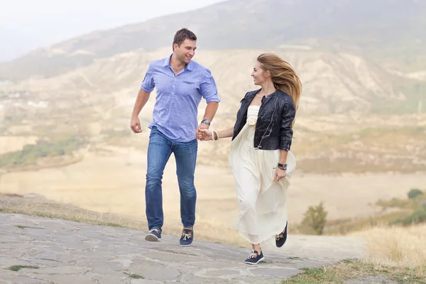 Bela feliz sorrindo correndo casal no amor — Fotografia de Stock