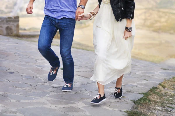Hermosa pareja feliz corriendo en el amor al aire libre — Foto de Stock