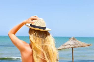 Seksi sarışın moda kadın altın bikinili poz