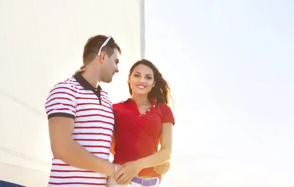 Ungt leende par på en segelbåt på sommaren — Stockfoto