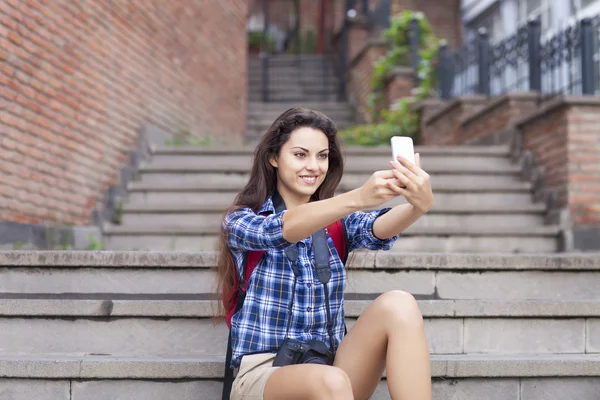 Retrato de uma jovem mulher atraente segurando um digita smartphone — Fotografia de Stock