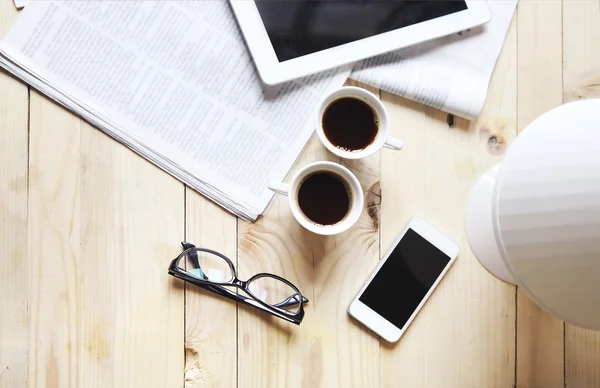 Schwarzer Kaffee mit digitalem Tablet und Handy, Magazin — Stockfoto