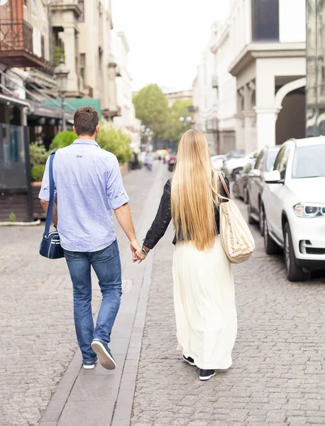 Gelukkige paar verliefd wandelen in de stad Tbilisi, Georgië — Stockfoto