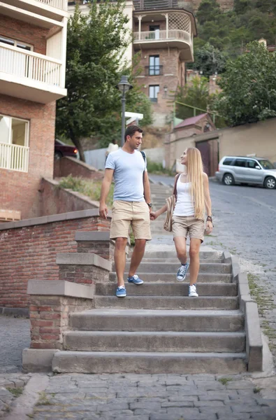 Pareja feliz enamorada caminando en la ciudad de Tiflis, Georgia — Foto de Stock