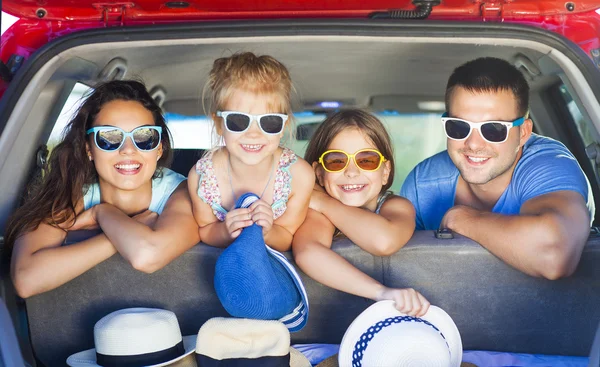 Porträt einer lächelnden Familie mit zwei Kindern am Strand im — Stockfoto