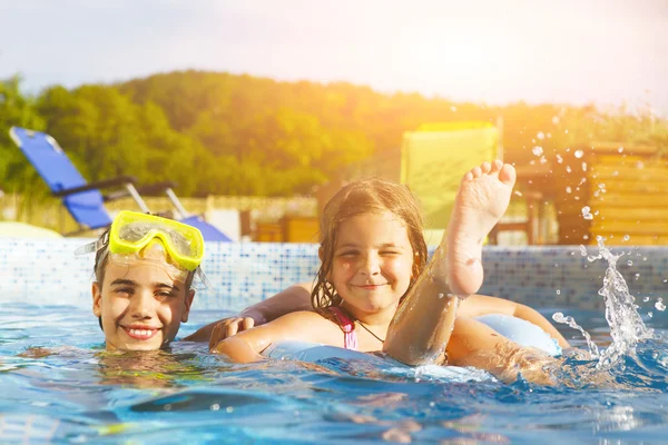 Niños jugando en la piscina. Dos niñas divirtiéndose en la caca —  Fotos de Stock