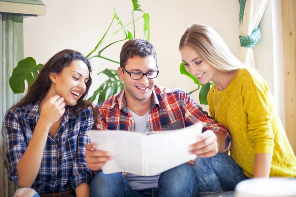 Utbyte av nya idéer och kreativitet mellan kollegor — Stockfoto