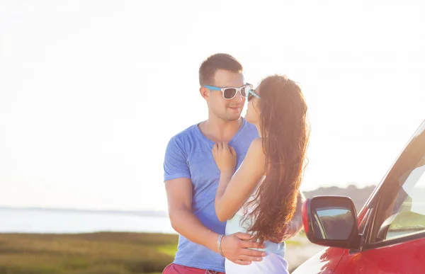 Jonge lachen paar romantische staande door de auto zomer — Stockfoto