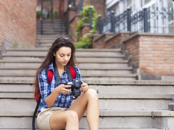 Verano al aire libre estilo de vida sonriente retrato de mujer joven bonita — Foto de Stock