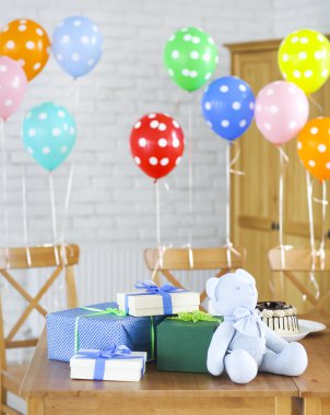 Bebek duş. Tatlılar ve armağan masanın üstünde. 