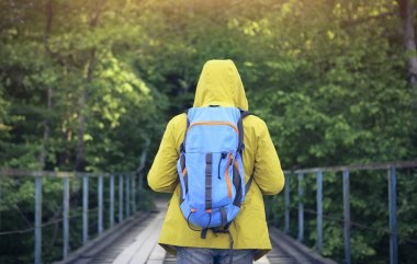 Ahşap köprü üzerinden yürüyen turist adam