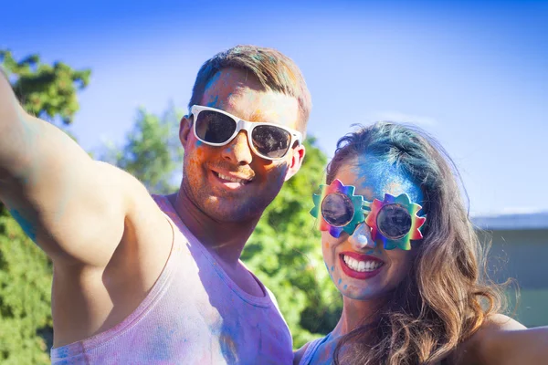 Holi renk festivalinde aşık mutlu çift — Stok fotoğraf