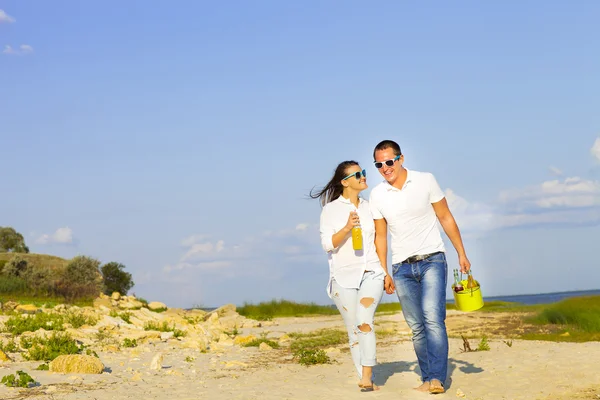 Jeune couple heureux amoureux au pique-nique d'été — Photo