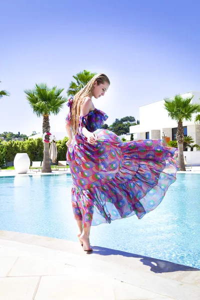 Blond sexy vrouwelijke model meisje bij het zwembad in lange jurk — Stockfoto