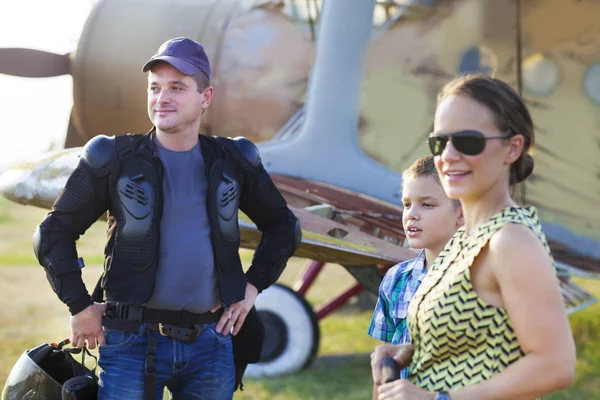 Família com filho pequeno perto do avião vintage — Fotografia de Stock