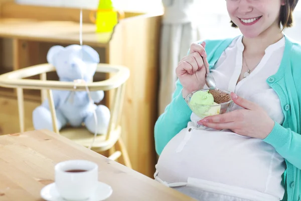 Беременная женщина с мороженым. Закрыть — стоковое фото