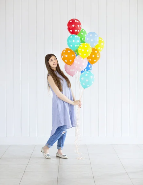 Gelukkig jong tiener meisje met helium lucht ballonnen — Stockfoto