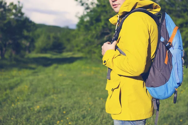 Hiking sırt çantası ile genç adam yan görünüm — Stok fotoğraf