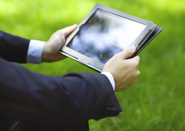 Handen van de zakenman met een tablet Pc — Stockfoto