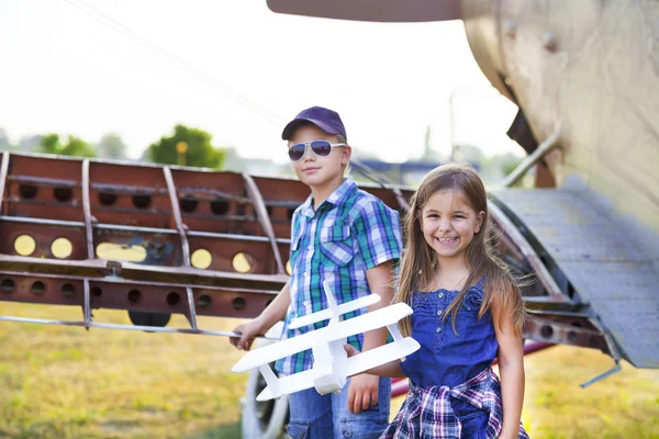 Küçük çocuk ve el yapımı bir uçak ile küçük kız pilot — Stok fotoğraf