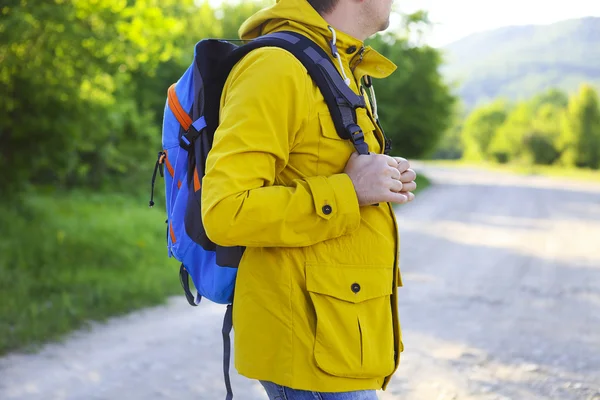 Vista lateral del joven con mochila senderismo —  Fotos de Stock