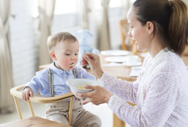 Güzel genç kadın bebek oğlu beslemeleri 