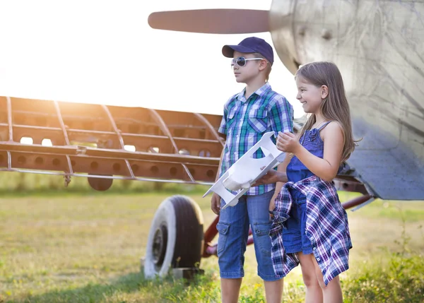 Malý chlapec a malá holka pilot s ručně vyráběné letadlo — Stock fotografie