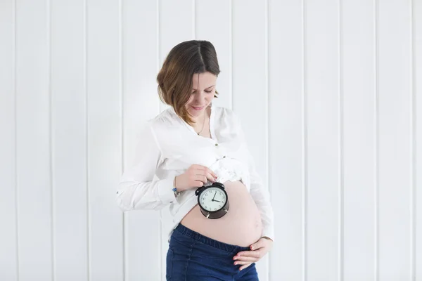 Bir çalar saat ile hamile kadın — Stok fotoğraf