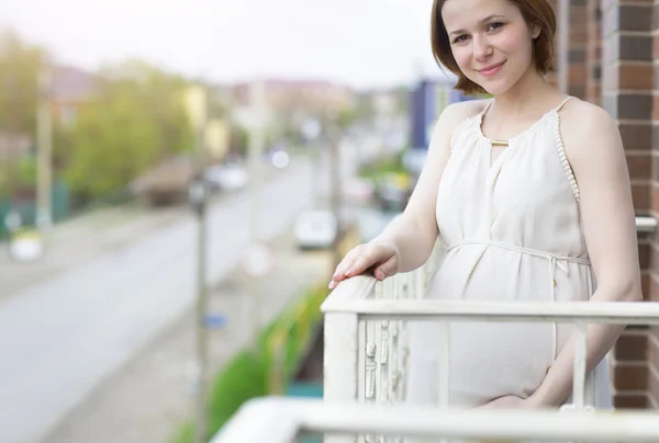 Belle femme enceinte sur le balcon — Photo