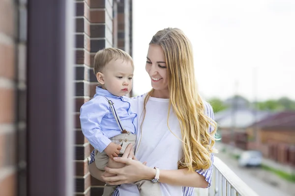 Mutlu genç anne bebek çocuk ile — Stok fotoğraf