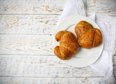 Plaka üzerinde iki lezzetli kruvasan 