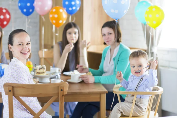 Geburtstagsfeier für kleinen Jungen — Stockfoto