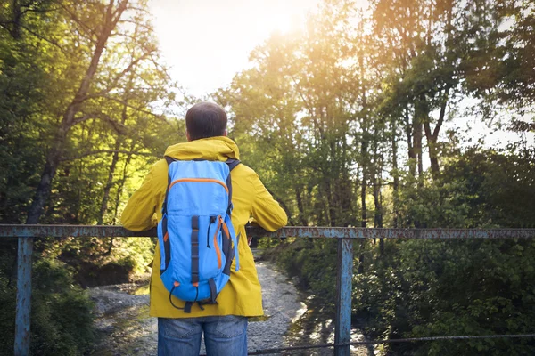 Turistické muž na starý most — Stock fotografie