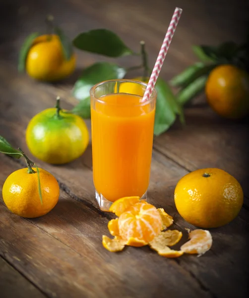 Sklenici čerstvé šťávy mandarinka s zralé tangerineswith staré módní — Stock fotografie