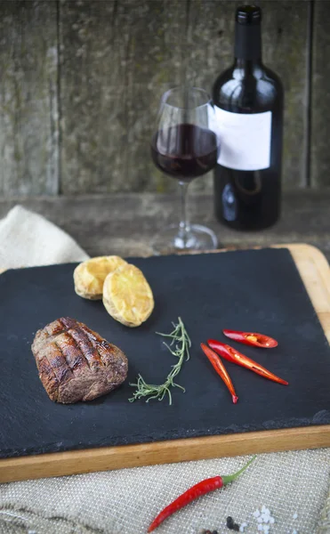 バーベキュー ステーキ。バーベキューのグリル赤ワインと牛ステーキ肉 — ストック写真