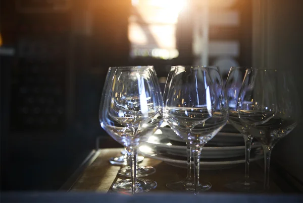 Leere Gläser und Teller im Restaurant — Stockfoto