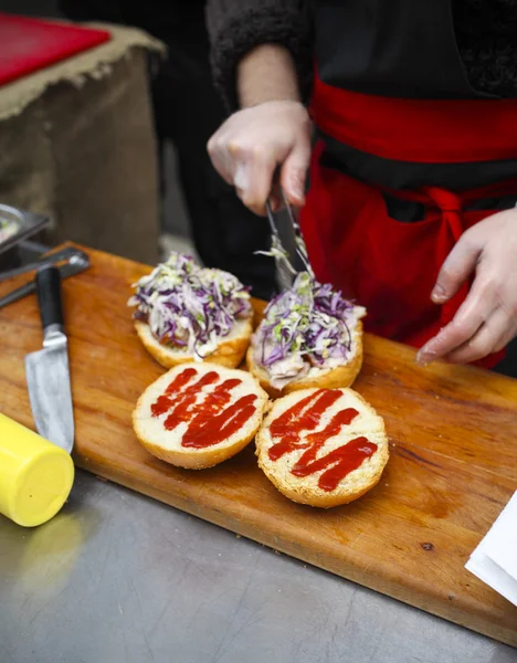 Chef haciendo hamburguesas de carne al aire libre en la cocina abierta —  Fotos de Stock