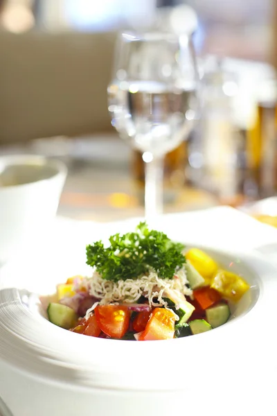 Salada fresca com tomates, pepino, queijo e verduras — Fotografia de Stock